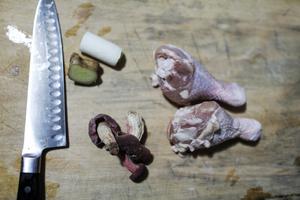 红菇白菜鸡汤面——一道菜搞定一顿饭的做法 步骤1