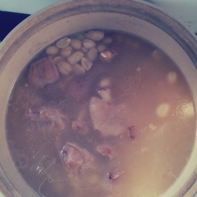 黄豆花生猪脚汤