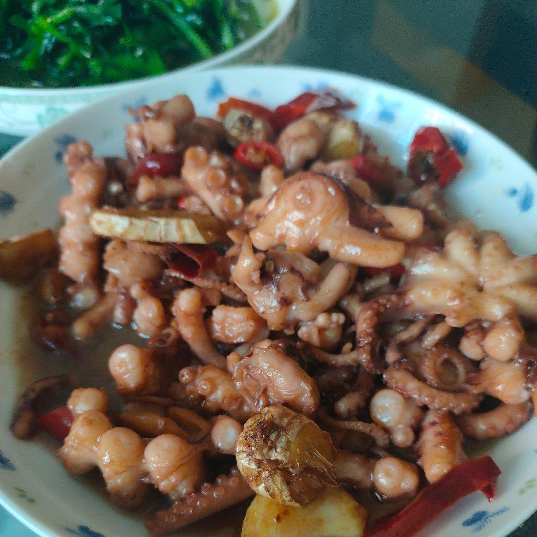 酱爆八爪鱼(鱿鱼须，八带)北塘的改良做法。