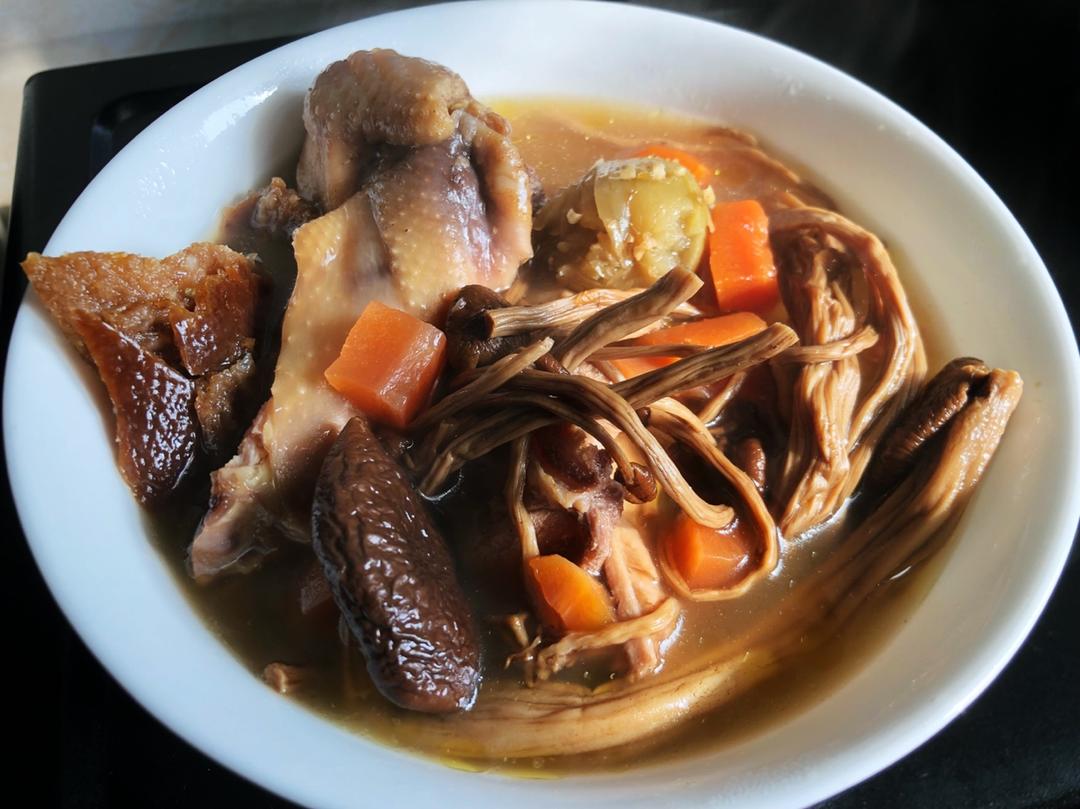 茶树菇胡萝卜土鸡汤
