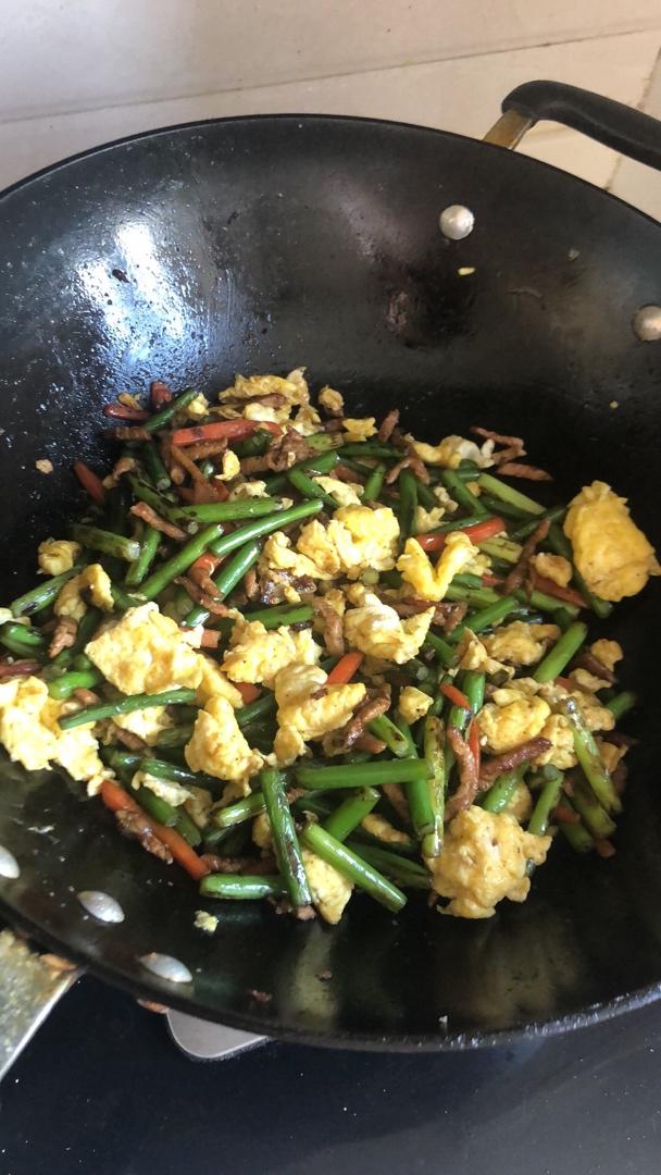 蒜苔炒肉-新手下厨 Fried Pork & Garlic