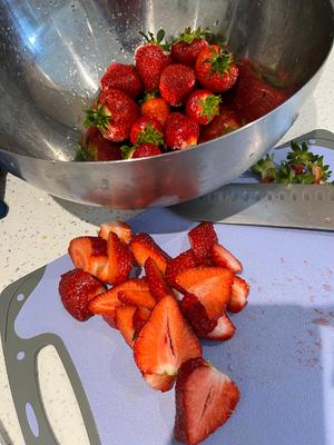 少糖 超快手果酱丨仅需三样原料的草莓酱（无需果胶）30分钟的做法 步骤1