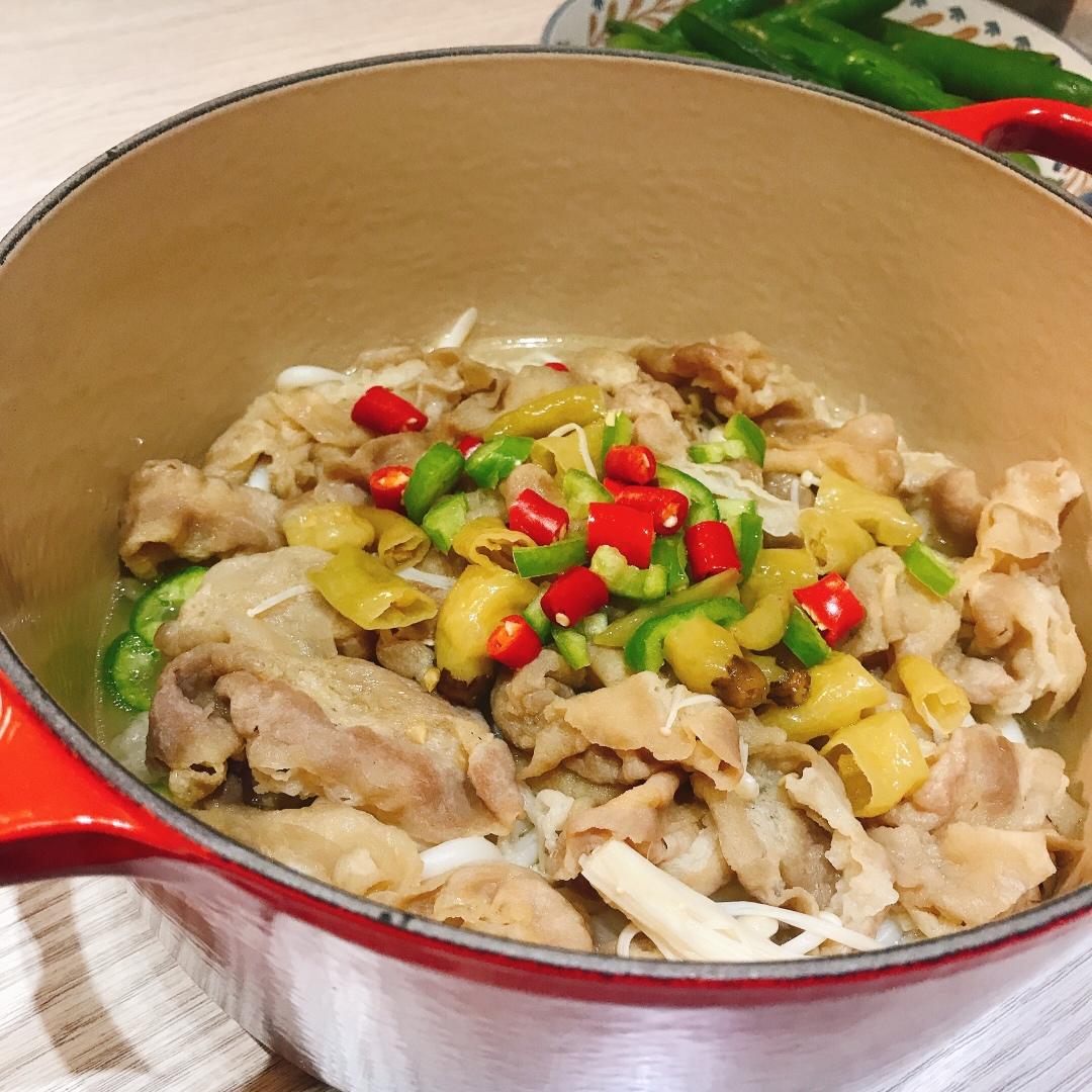 酸汤金针菇肥牛（开胃川菜）