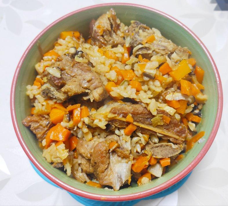 喷香排骨焖饭（爆好吃）