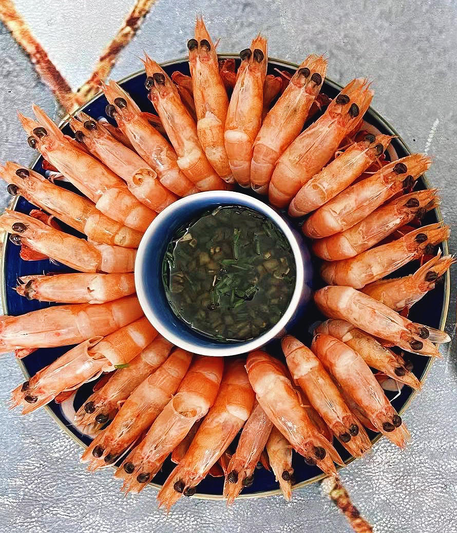 原汁原味的白灼虾基围虾，无油无味精，嫩滑鲜爽，色香味俱全，健康又营养！聚会宴请快手菜品！