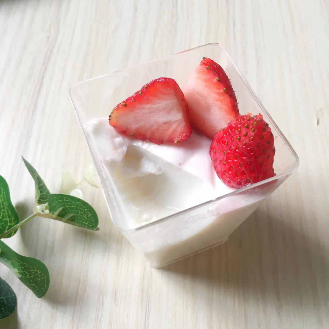 低卡又美颜的草莓椰子布丁