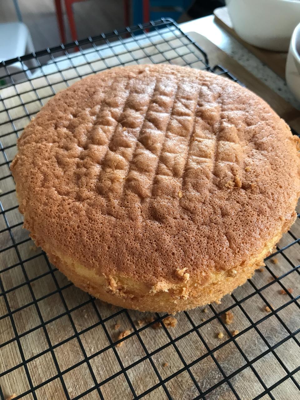 （制作时长5分钟左右）简单粗暴的做一只戚风｜视频及gif