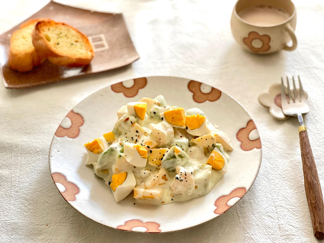 牛油果苹果奇异果酸奶沙拉