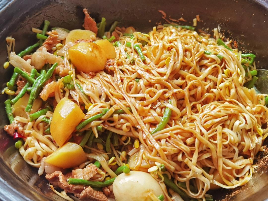 五花肉豆角土豆铁锅焖面