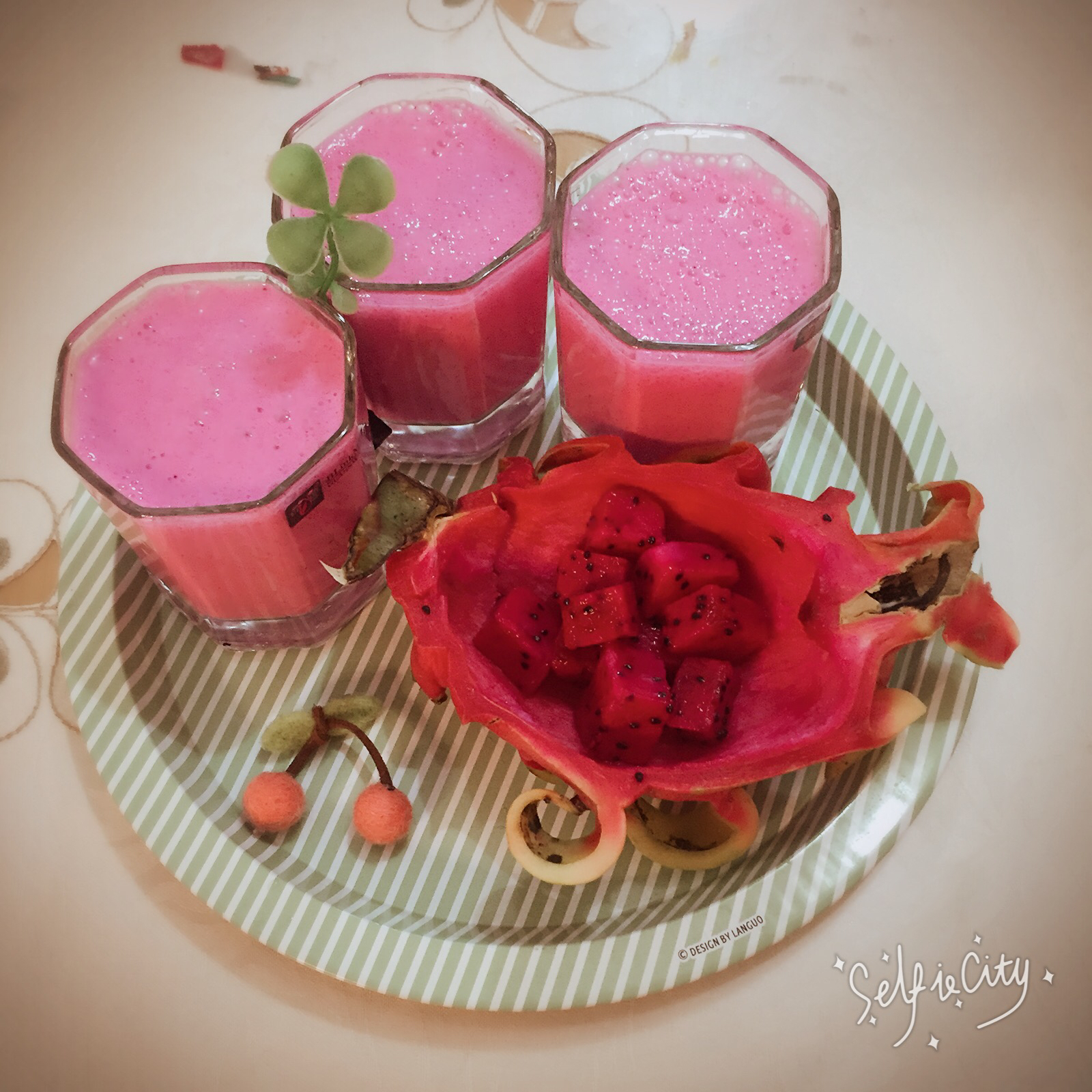 红心火龙果奶昔