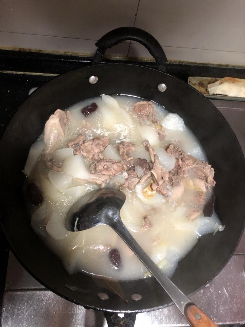 厨师长教你：“老鸭萝卜汤”的家常做法，天气冷了很适合老人孩子
