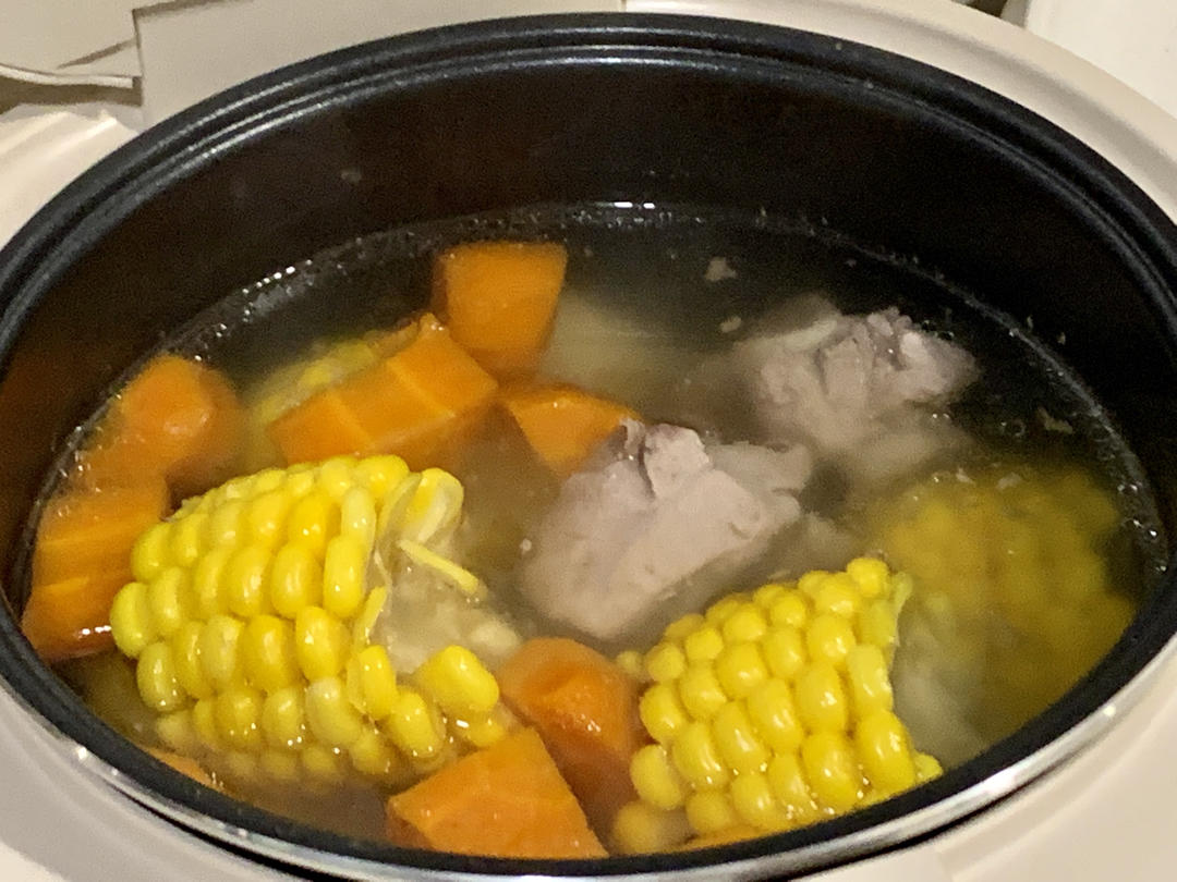 himasoo做的原汁原味快手电饭煲玉米胡萝卜排骨汤(1-2人份)