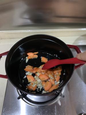 珐琅锅番茄海鲜什锦锅的做法 步骤3