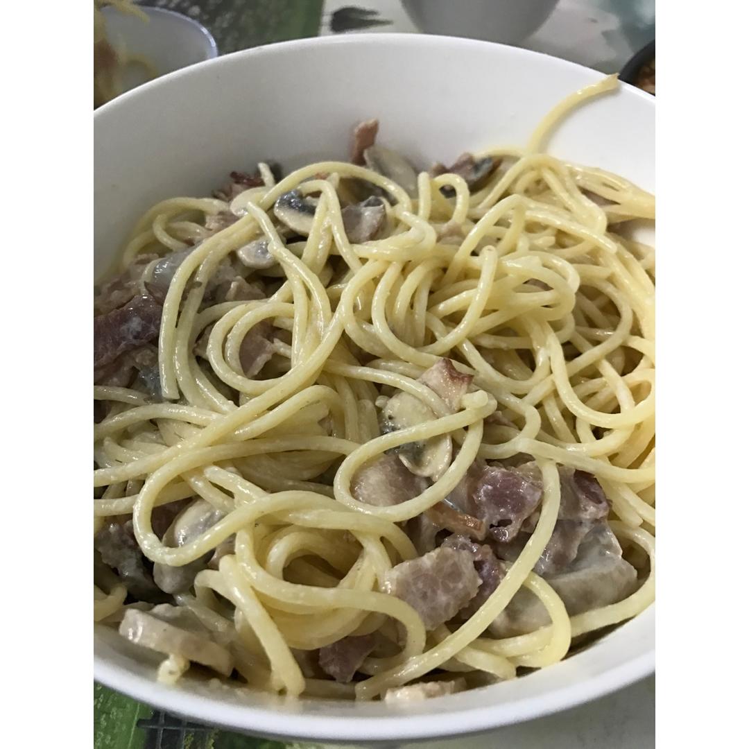 白汁蘑菇培根意粉