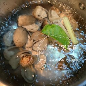 酸辣开胃的泰式冬阴功汤的做法 步骤4