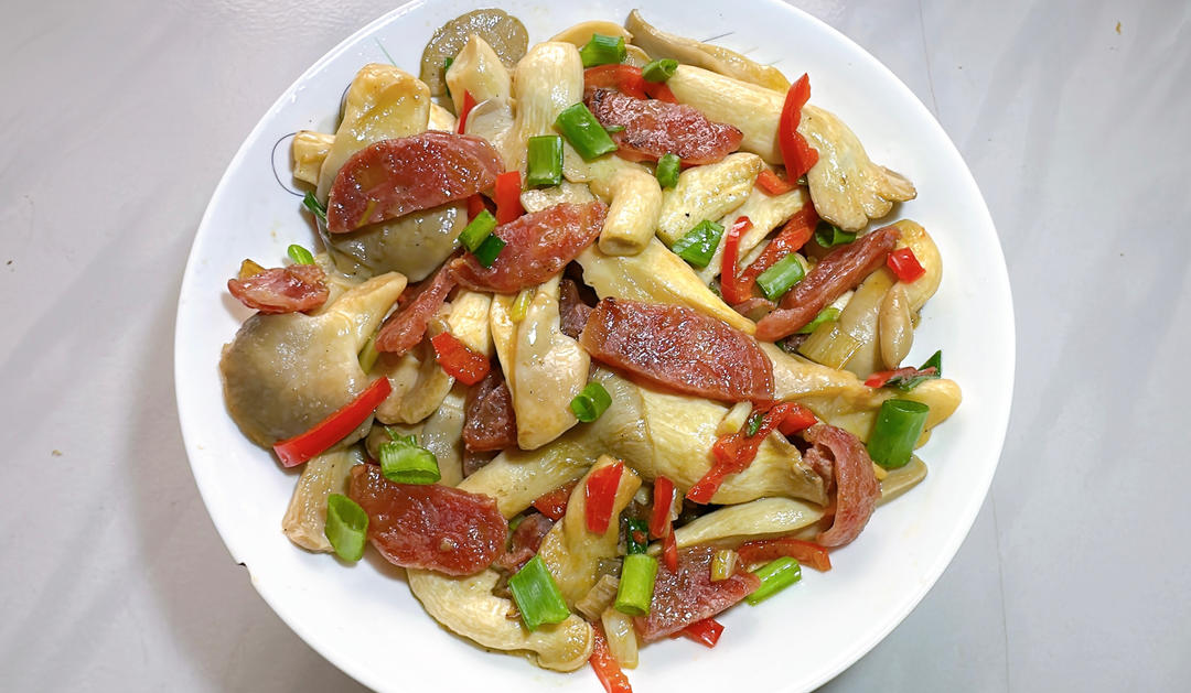 教你轻松做出一碗口感超棒的凤尾菇炒腊肠