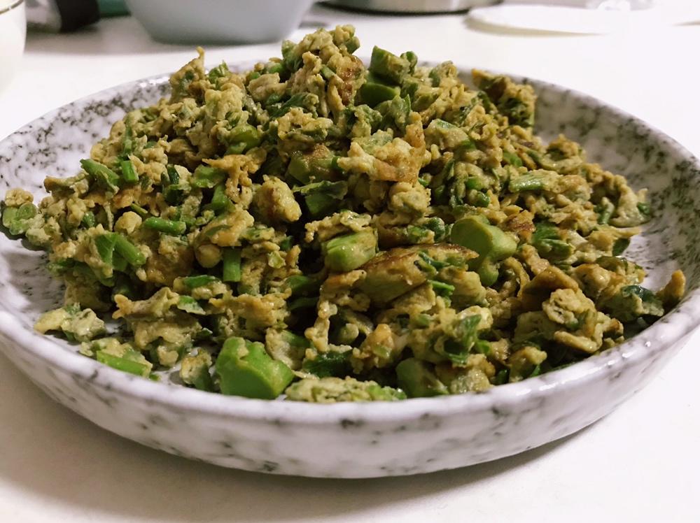 春天野菜香菜谱，七头一脑之一：香椿头炒鸡蛋