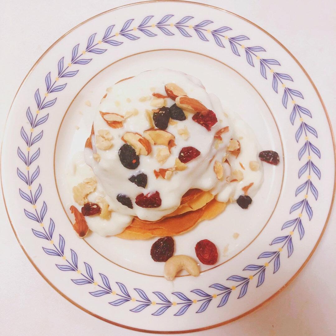 【酸奶松饼yogurt pancake】，搭上黑莓果酱和枫糖的美味。