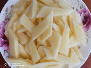 青红椒烧土豆片的做法 步骤1