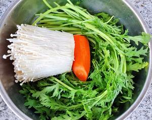 茼蒿凉拌胡萝卜金针菇的做法 步骤1