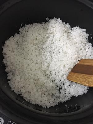 盐焗鹌鹑蛋的做法 步骤2