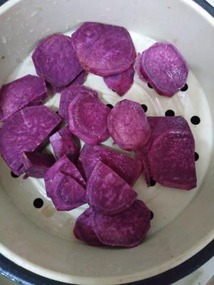 减肥也可以吃的无油低脂超级简易版本紫薯黑米饭团的做法 步骤2