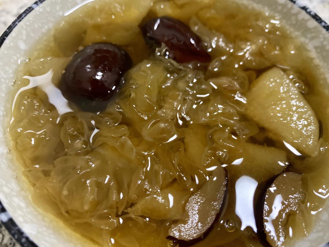 银耳雪梨红枣汤的做法