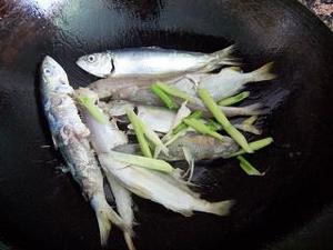 酱油水煮杂鱼的做法 步骤1