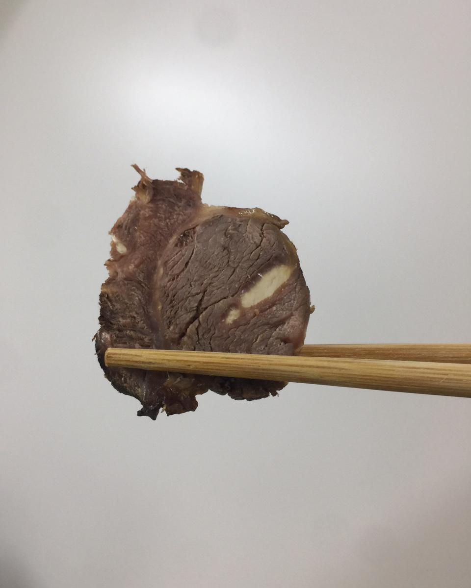 用有态度的【五香卤牛肉】，下有故事的酒