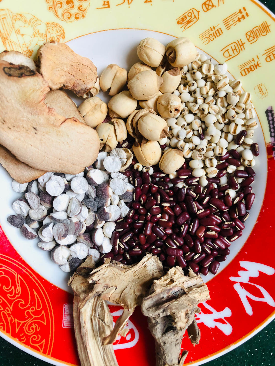 清废水汤：土茯苓+五指毛桃+莲子+芡实+薏仁+赤小豆