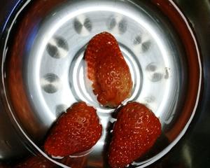 草莓🍓雪碧🍺养乐多🍶的做法 步骤2