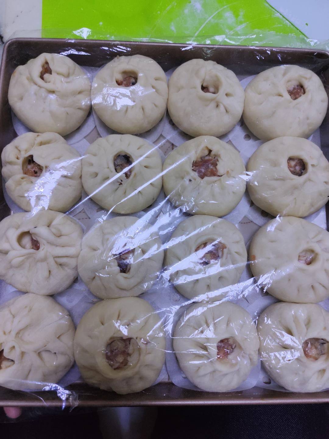 鲜嫩多汁的生肉包