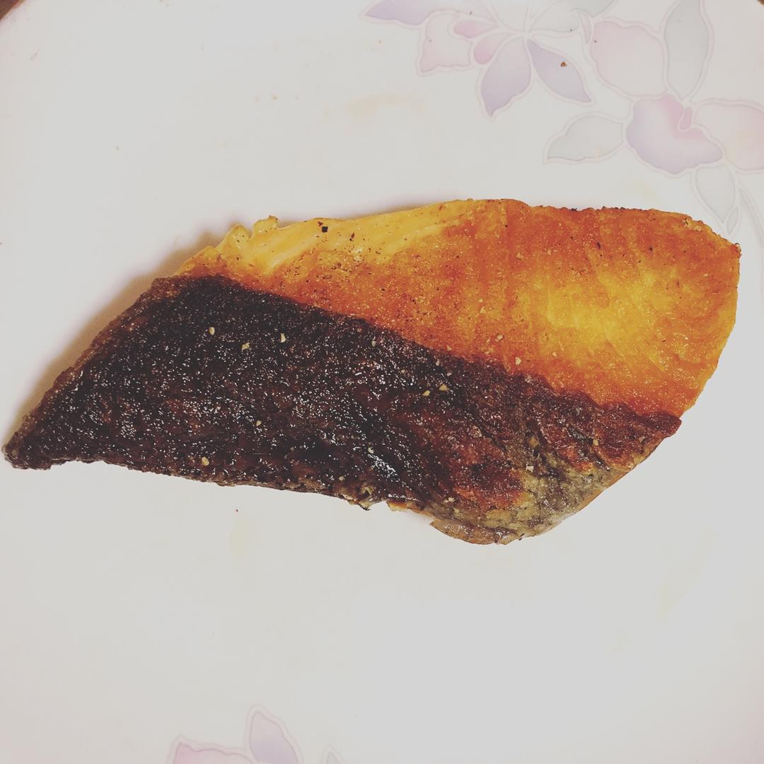 脆皮嫩肉——极致煎三文鱼