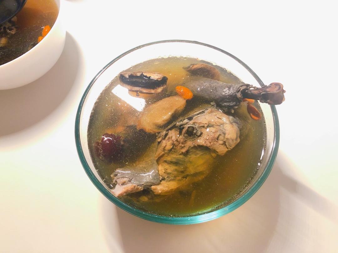 枸杞红枣乌鸡汤
