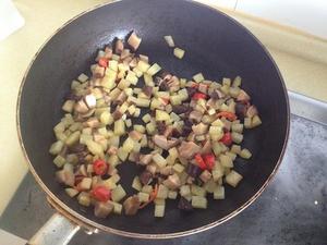 香菇土豆焖饭(电饭煲版）的做法 步骤3