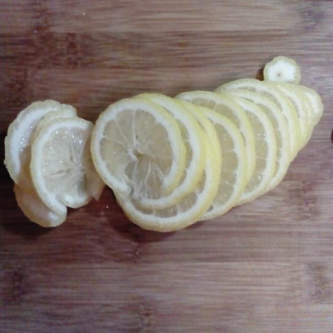 柠檬落入蜂蜜罐的做法 步骤1