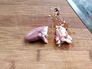补血补钙—洋葱炒鸡心的做法 步骤2