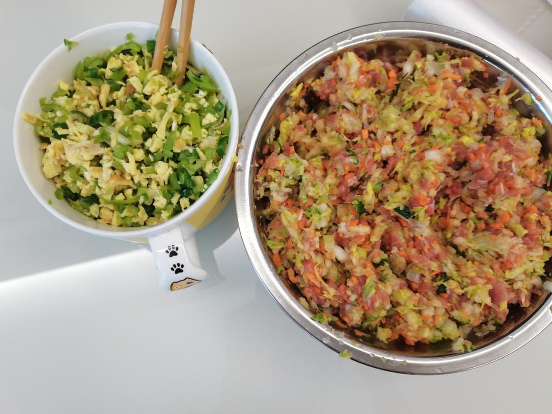 白菜饺子、青椒鸡蛋饺子的做法