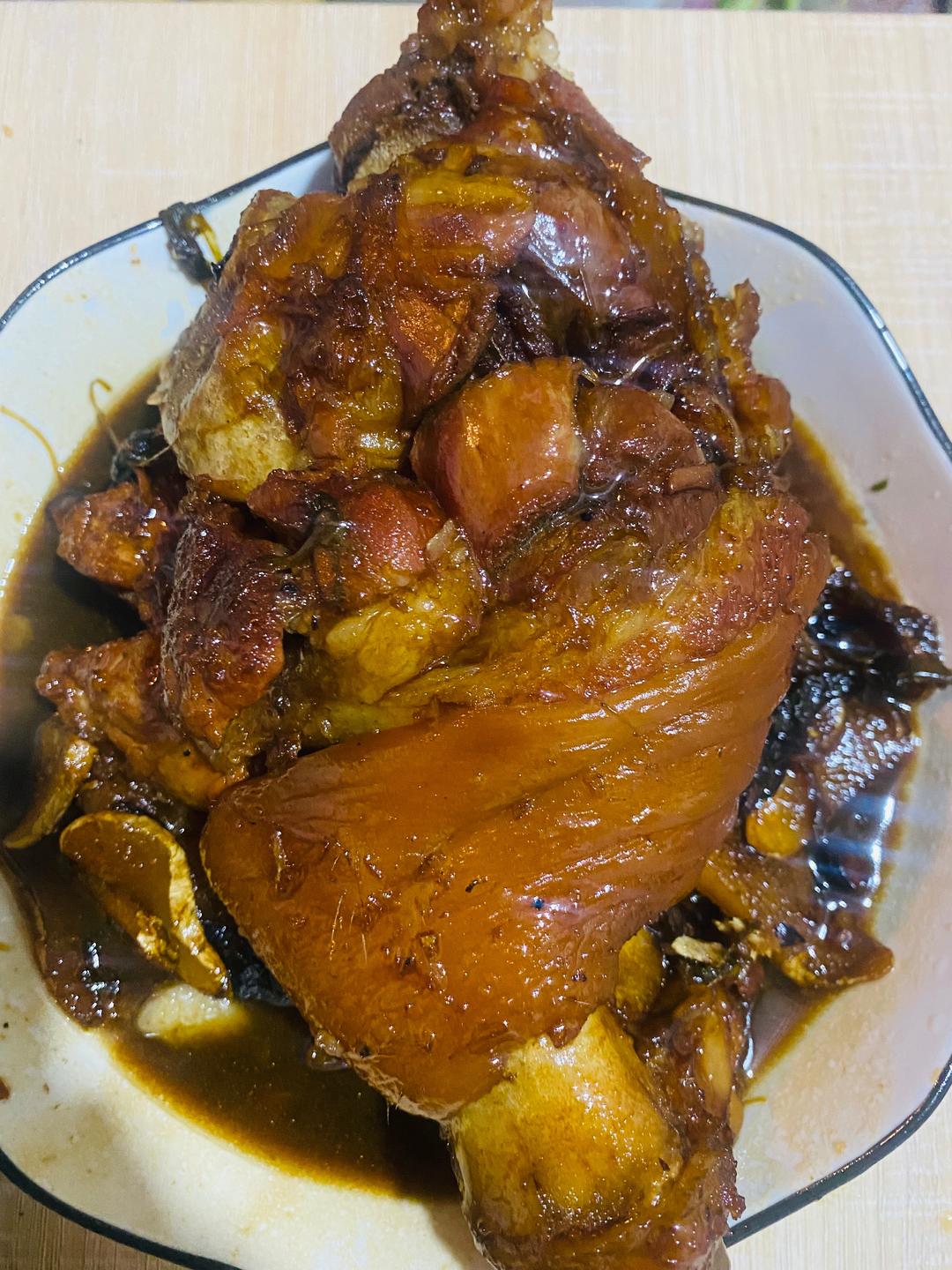 简单美味卤肘子