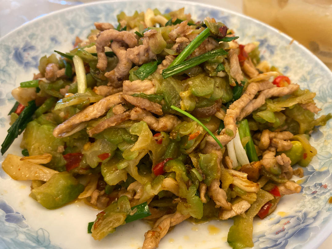 苦瓜炒肉 苦瓜这样做去除大半苦味