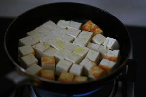 苦瓜滑蛋炒豆腐的做法 步骤1