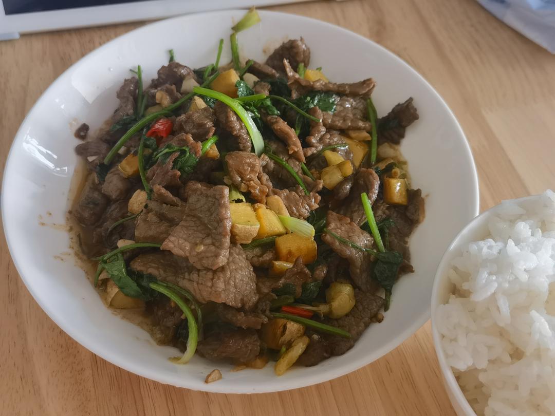 小炒黄牛肉，肉嫩味香！太好吃了简直是米饭杀手！