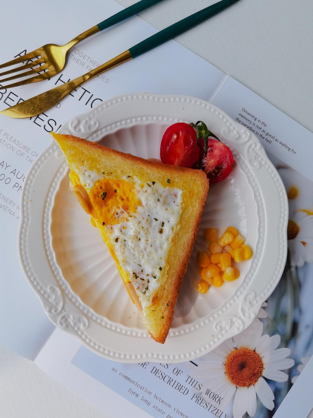 今日早餐：爆浆芝士鸡蛋吐司