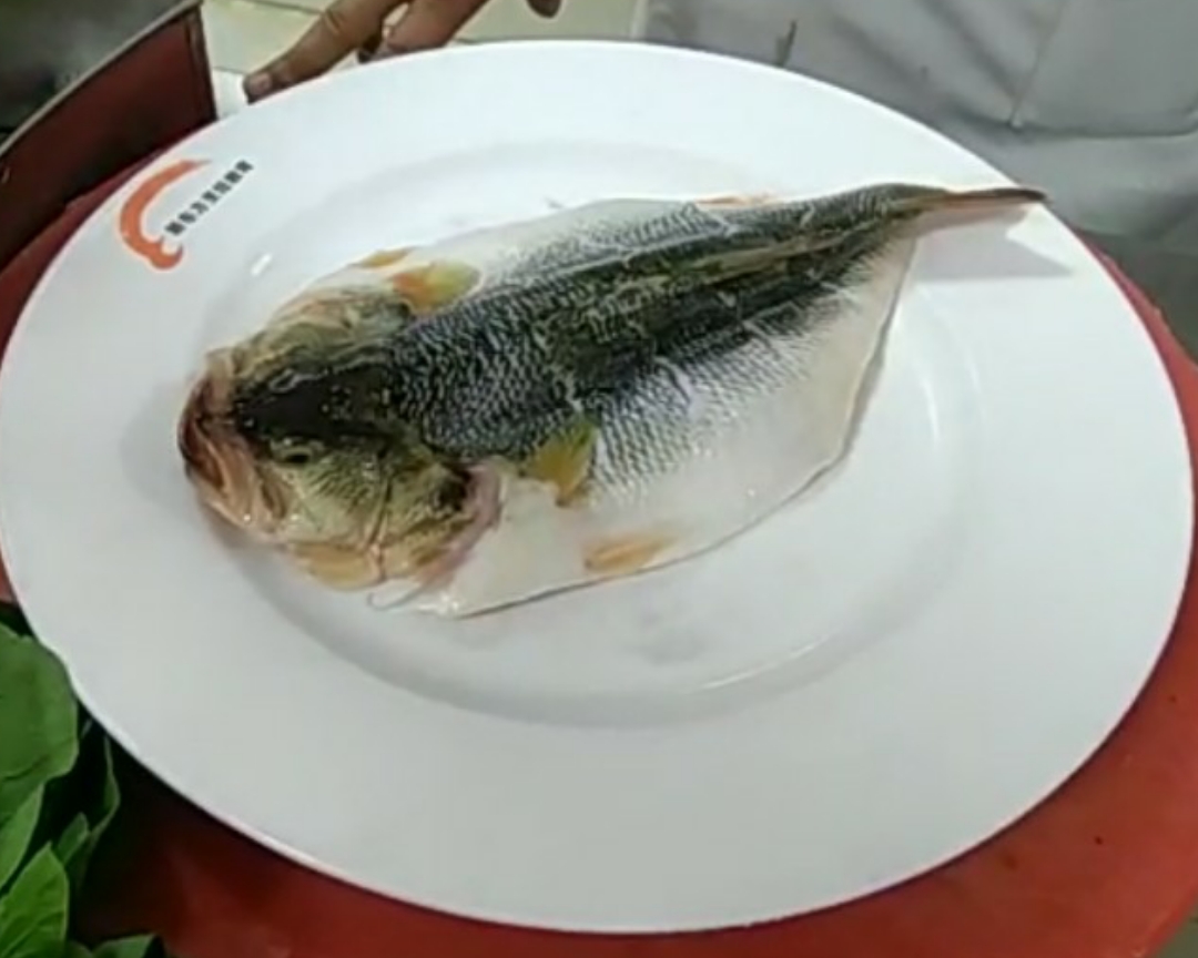 清蒸鲈鱼之新东方大厨的做法的做法 步骤1