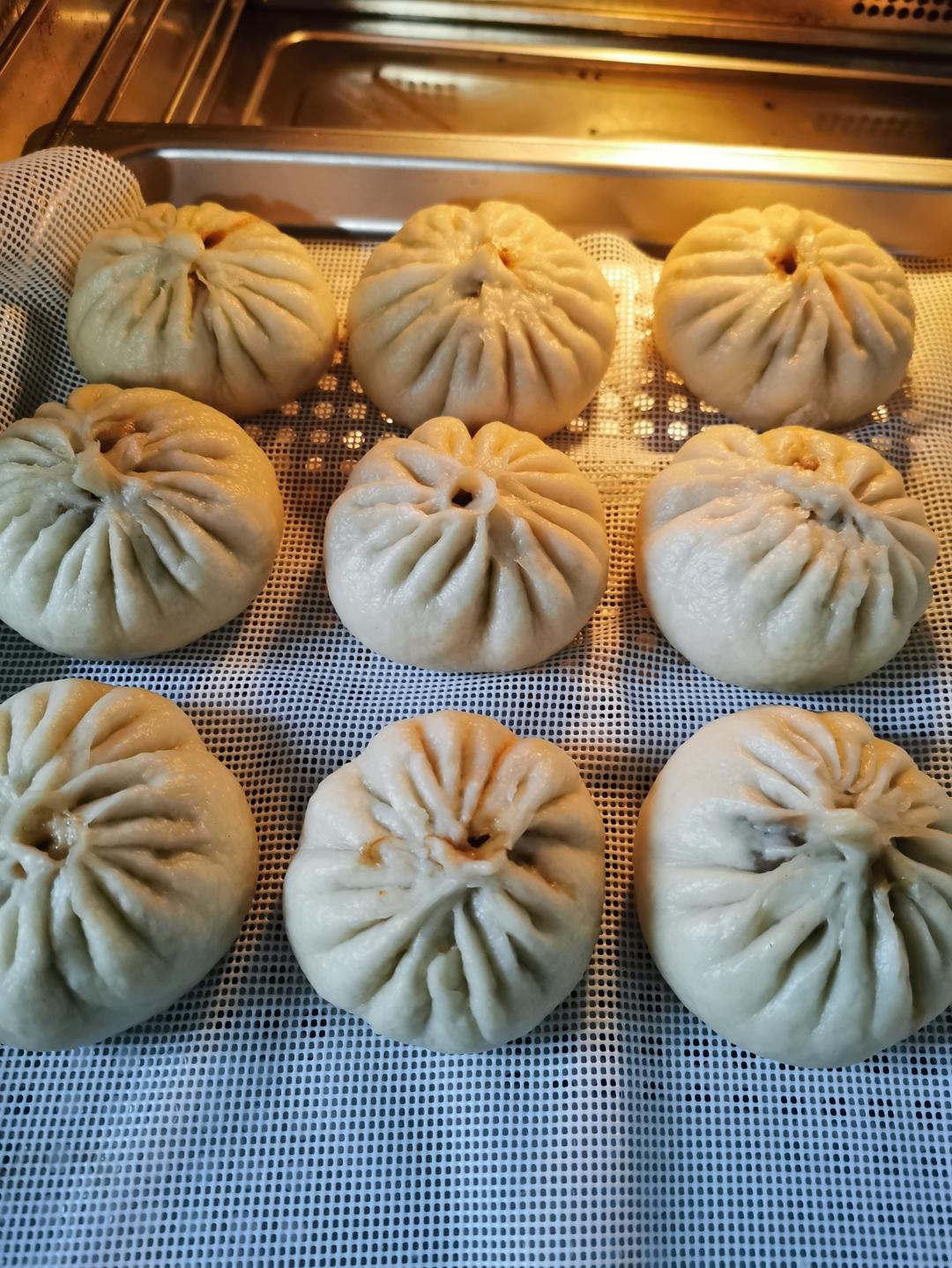 松软多汁的肉包子