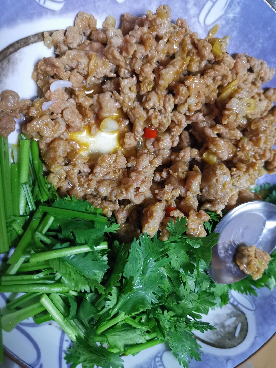 饭扫光—泰式金不换猪肉碎