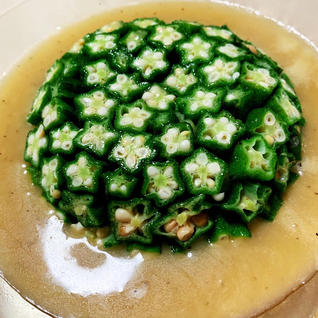 这绝对是秋葵颜值最高的做法，好看又好吃，端上桌最先光盘