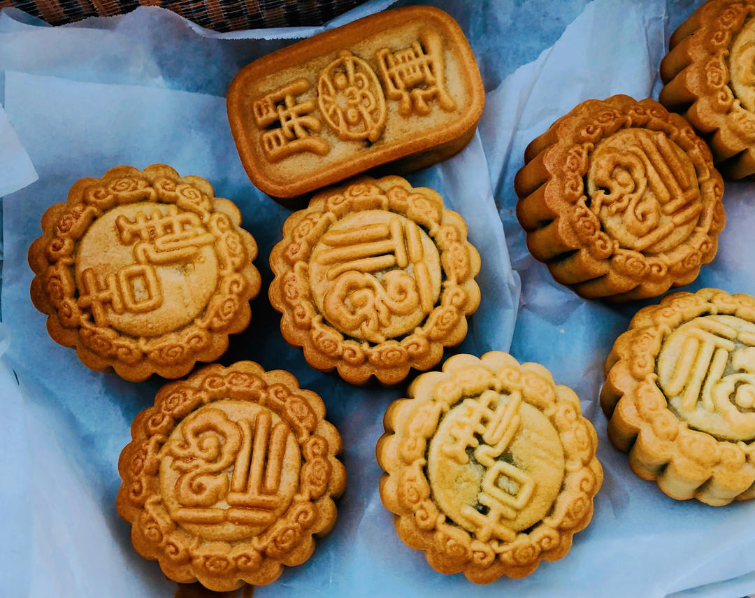 新派五仁月饼：黑芝麻蓉坚果月饼