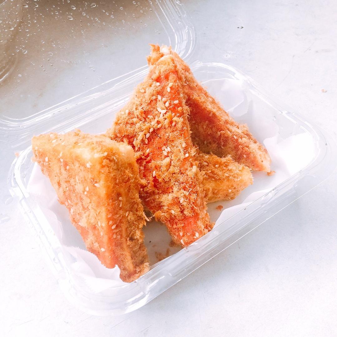 /肉松三明治/🍞🍞🍞
【材料】
吐司 肉松 奶酪 沙拉酱（番茄酱）
【做法】
1、取两片吐司，切去边缘成正方形
2、取一片吐司，铺上一层奶酪，盖上另一片吐司
3、对角一切二，抹上一层适合自己口味的沙拉酱
4、在装有肉丝的盘子里均匀的裹上一层肉松即可的做法