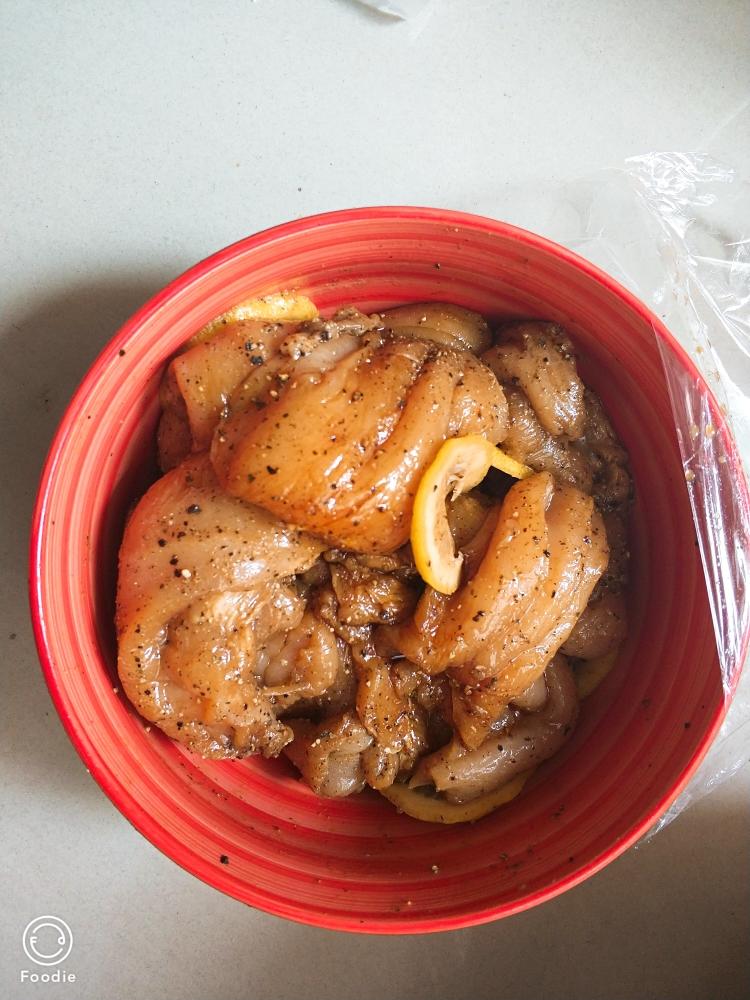 电饭锅煎鸡胸肉生菜卷的做法 步骤4